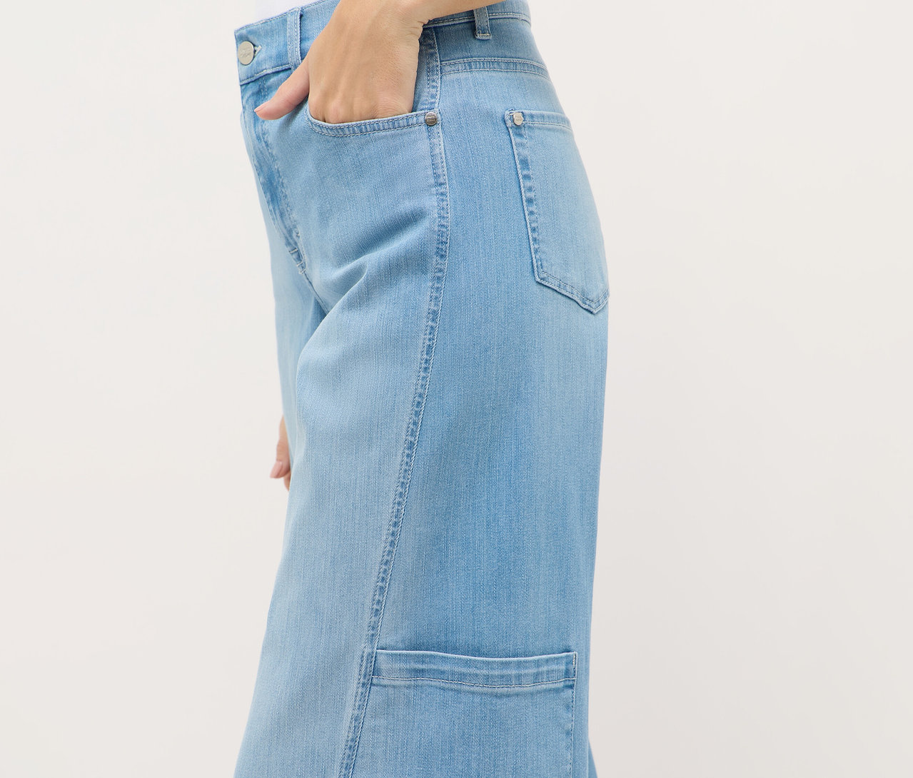 Gros plan d'une personne portant un jean Angels Denim « Liva » Cargo Wide Leg avec une main dans sa poche.