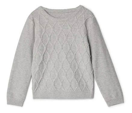 Un pull en tricot gris avec un motif losange, posé à plat sur une surface blanche.