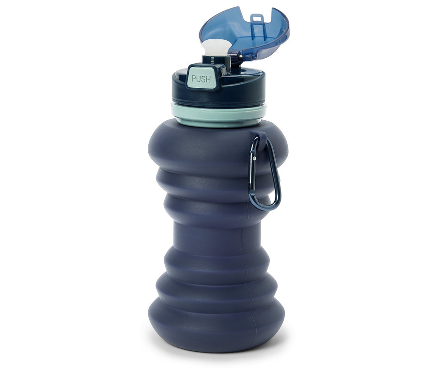 Une gourde bleue pliable avec un mousqueton est posée sur un fond blanc.