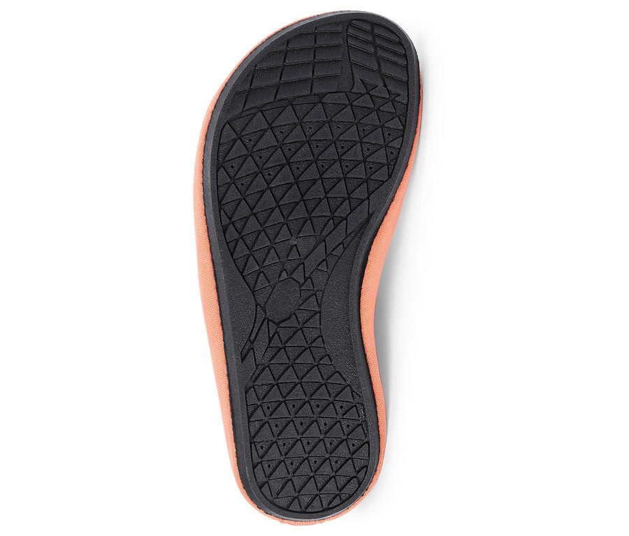 Semelle d'une chaussure orange avec un motif noir.
