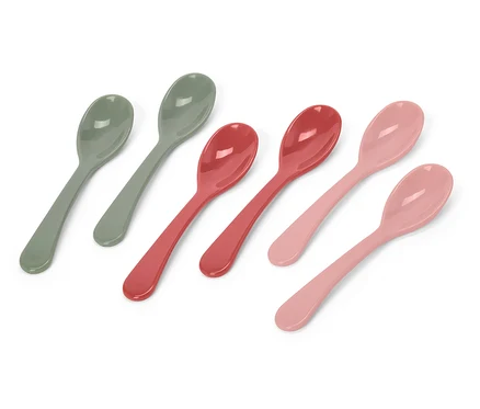 Six cuillères vertes, rouges et roses disposées en diagonale sur un fond blanc.