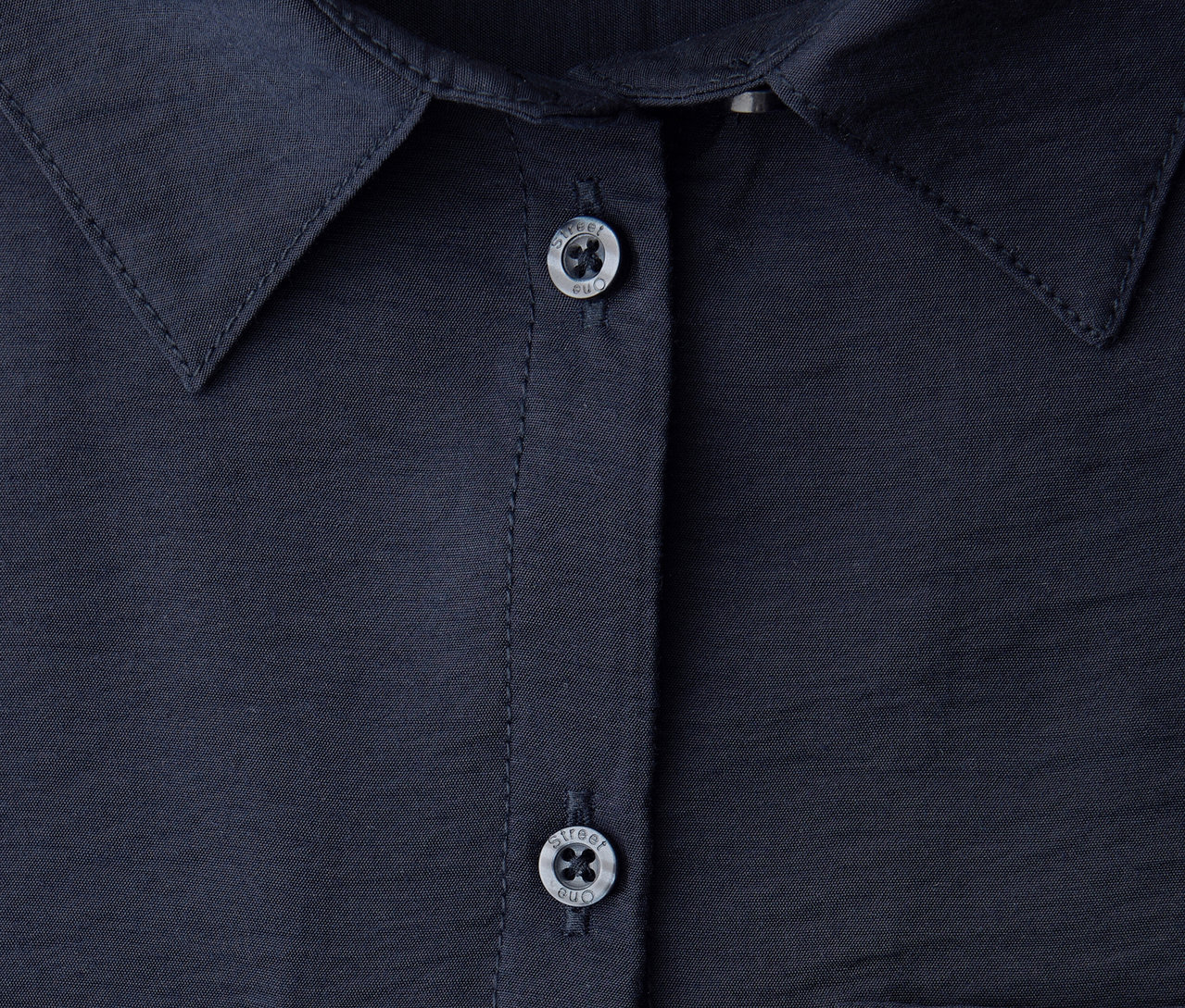 Gros plan sur le chemisier Street One avec col et boutons.