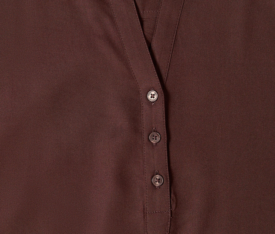 Gros plan sur le chemisier tunique marron CECIL avec un col en V et trois boutons.