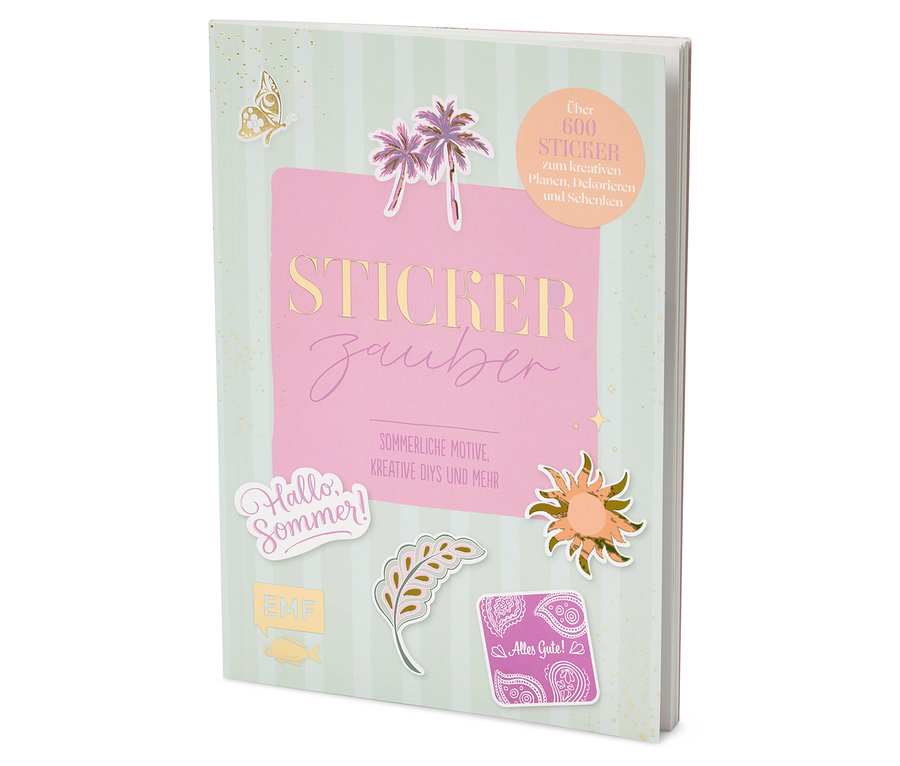 Un livre ouvert « La magie des autocollants » (en allemand) avec une couverture rayée vert clair et rose. Divers autocollants sont visibles sur la couverture, notamment des palmiers roses, un papillon doré, un poisson doré, une fougère dorée, un autocollant soleil doré et un autocollant rose avec « Alles Gute ! ».