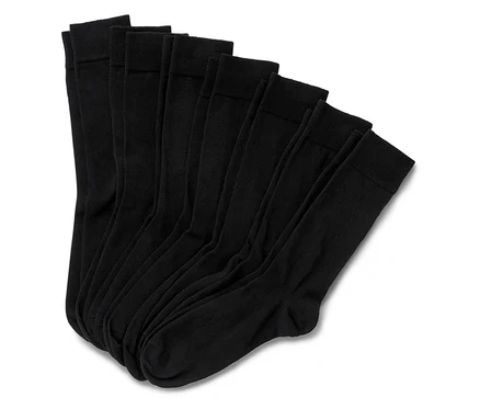 Plusieurs chaussettes noires empilées les unes sur les autres.