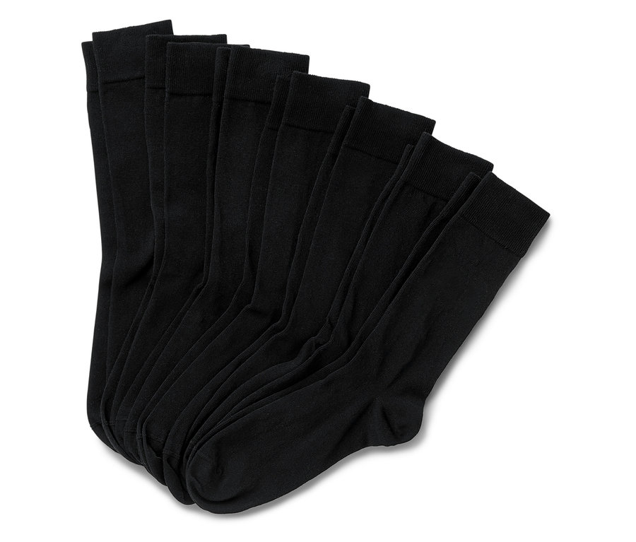 Plusieurs chaussettes noires empilées les unes sur les autres.