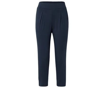 Pantalon en tissu bleu avec ceinture et plis sur fond blanc.