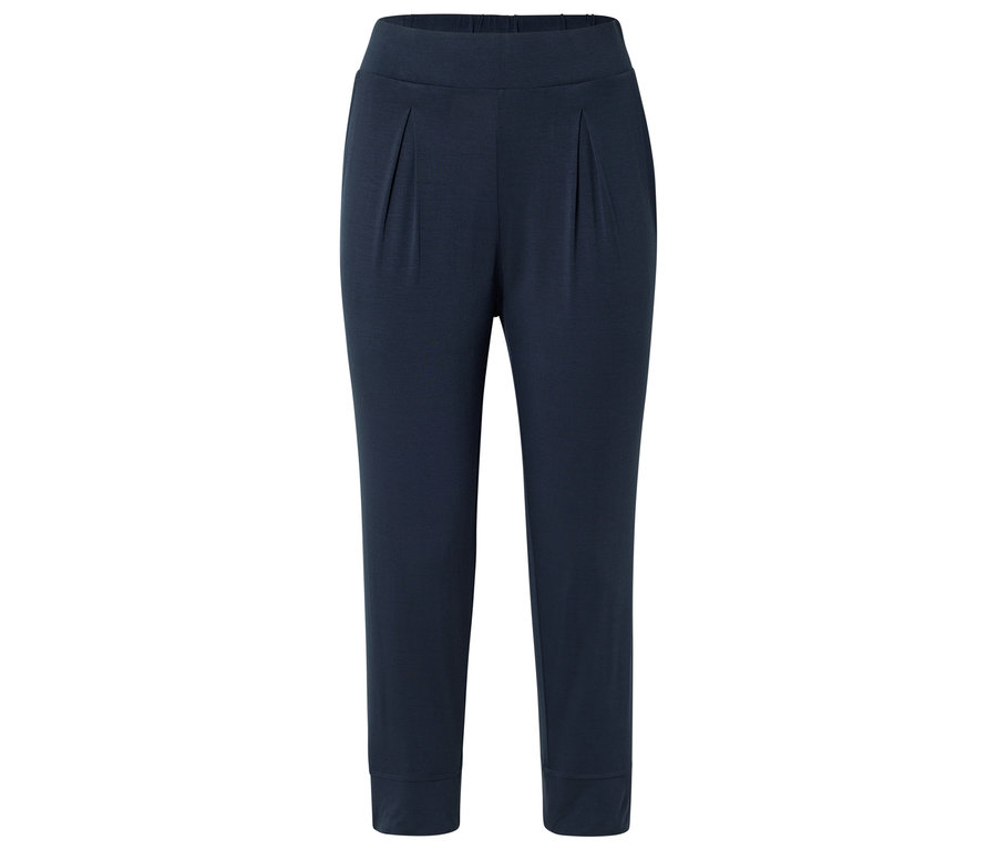 Pantalon en tissu bleu avec ceinture et plis sur fond blanc.