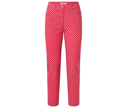 Un pantalon rouge avec un motif losanges blanc.