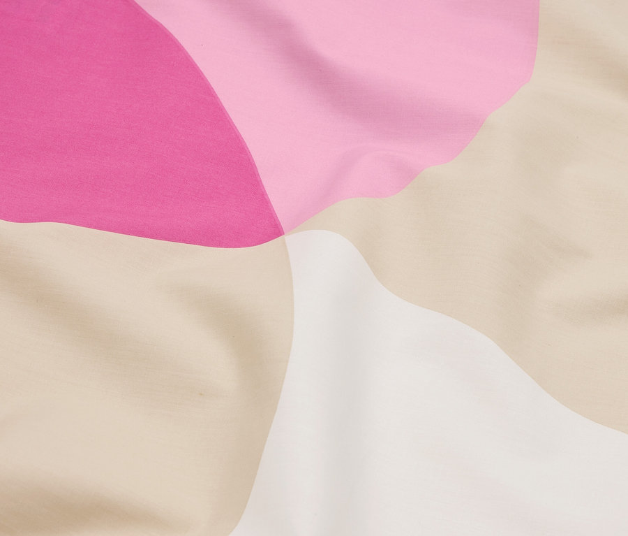 Gros plan d'un tissu avec un motif abstrait rose, rose clair, beige et blanc.