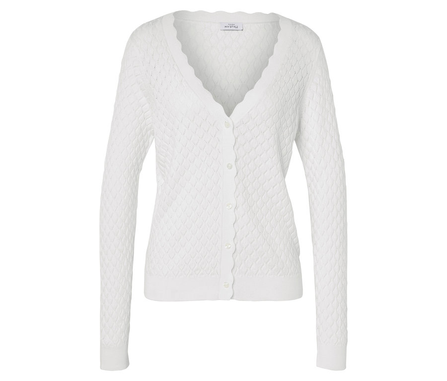 Un cardigan blanc tricoté avec un col en V est posé sur un fond blanc.
