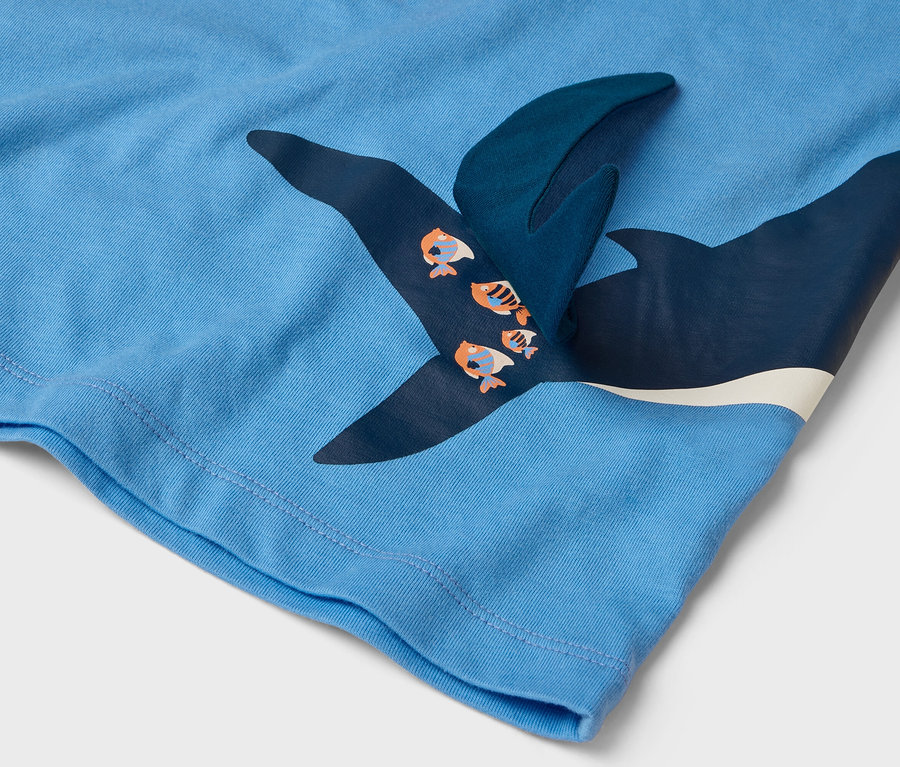 T-shirt bleu clair avec baleine imprimée et petits poissons.