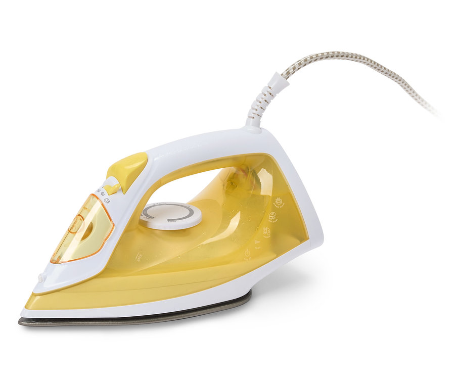 Un fer à repasser jaune et blanc est posé sur une surface blanche.