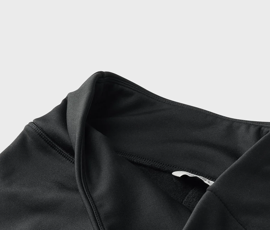 Gros plan sur un vêtement de sport noir avec une ceinture et une petite étiquette.