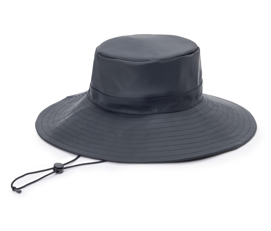 Chapeau de pêcheur gris à large bord et cordon de serrage réglable reposant sur un fond blanc.