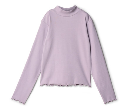 Un t-shirt à manches longues lilas côtelé avec un col montant et un ourlet ondulé est posé sur un fond blanc.