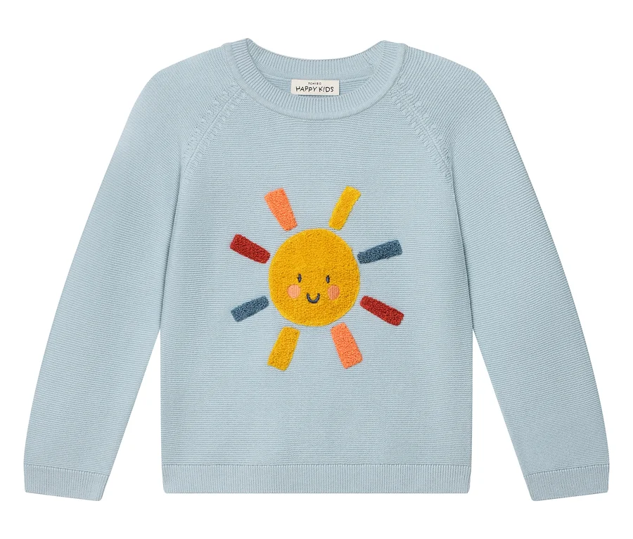 Un pull bleu clair avec un patch de soleil jaune souriant.