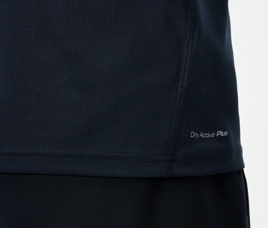 Vue détaillée d'un haut de sport Dry Active Plus bleu marine.