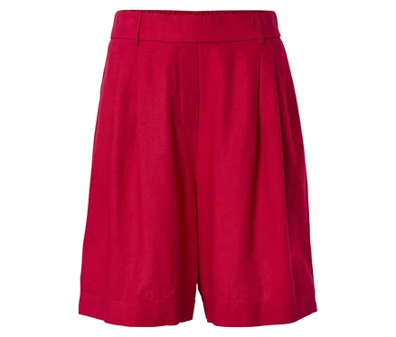 Gros plan d'un short rouge à plis sur fond blanc.