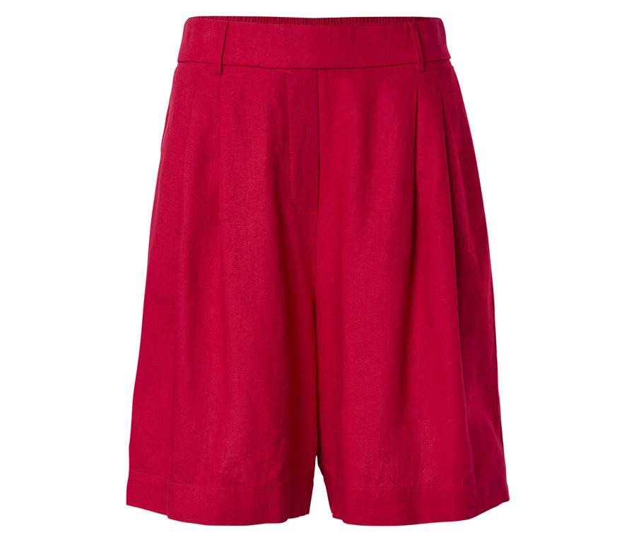 Gros plan d'un short rouge à plis sur fond blanc.