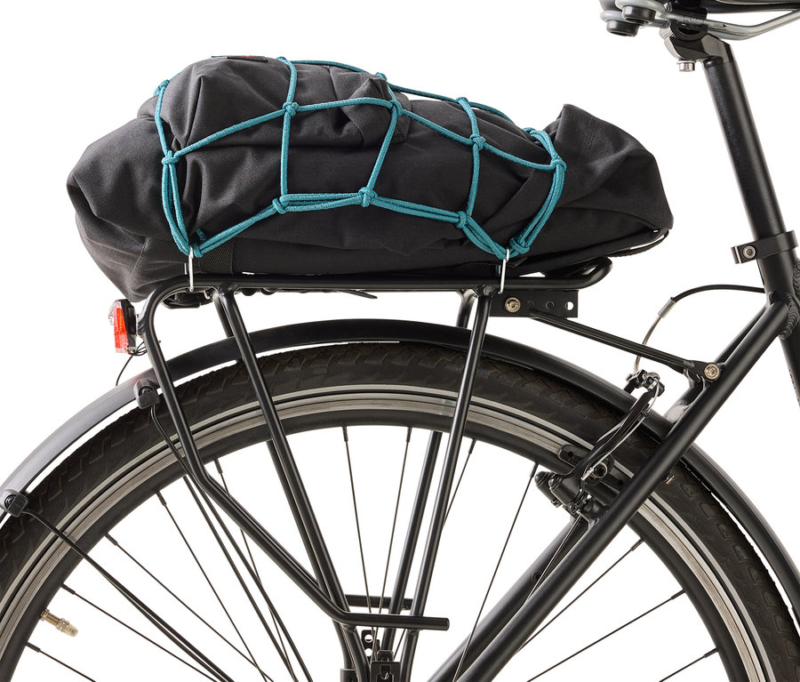 Sac noir avec un filet bleu sur le porte-bagages d'un vélo.