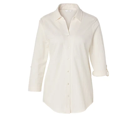 On voit une chemise crème avec un col et des manches 3/4.