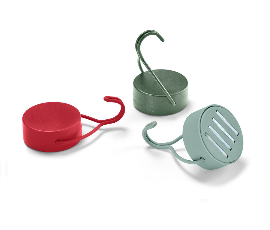 Trois crochets ronds en rouge, vert et bleu reposent sur un fond blanc.