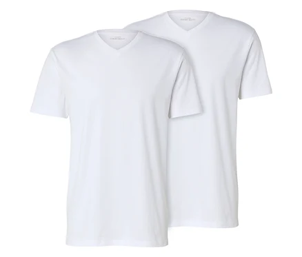 Deux t-shirts blancs à encolure en V sont posés l'un sur l'autre.