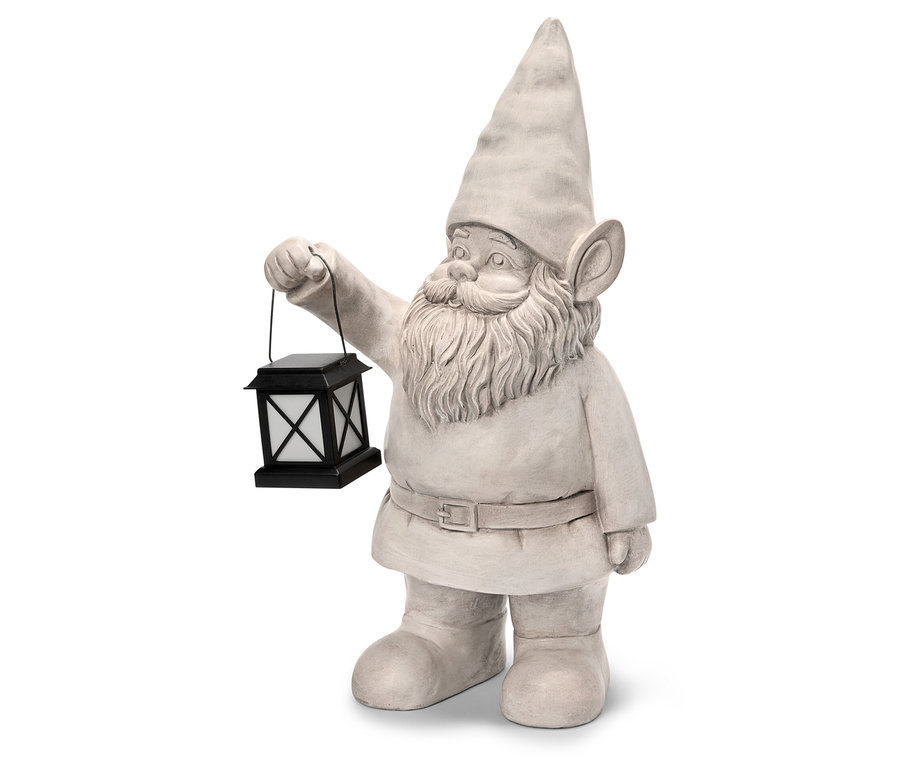 Un gnome de jardin tenant une lanterne noire.