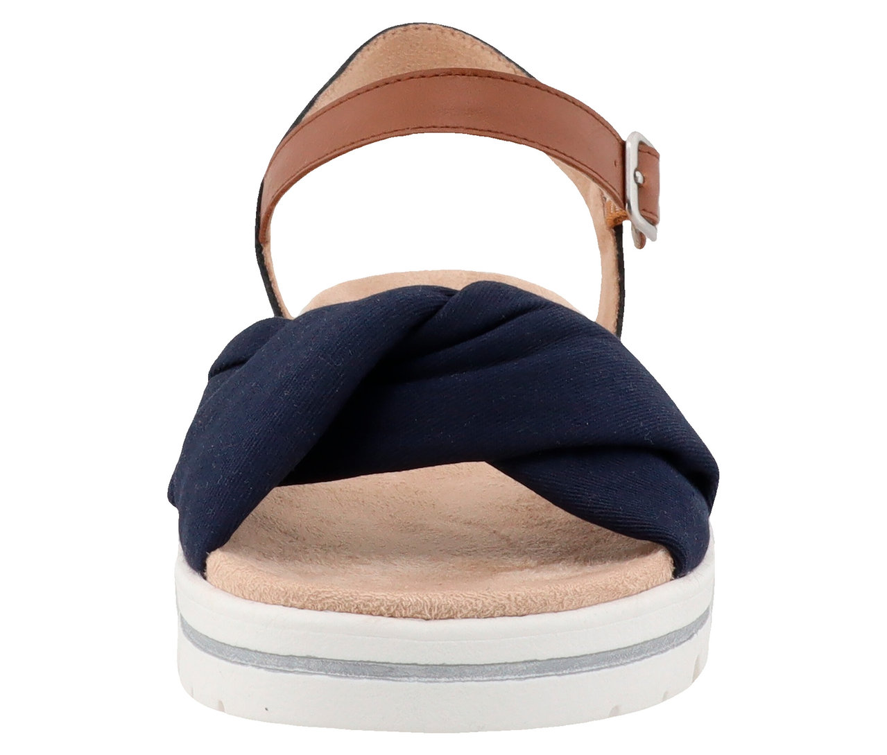 Gros plan d'une sandale avec un nœud en tissu bleu et une bride marron sur un fond blanc.
