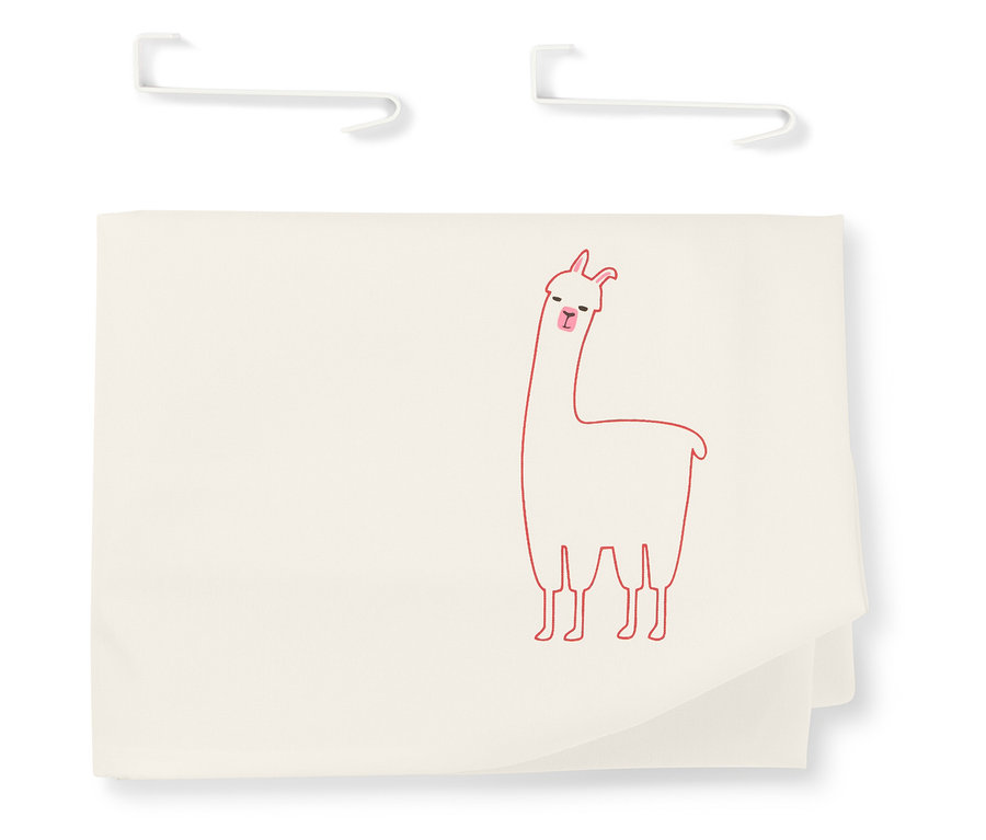 Un tissu crème avec un contour de lama rouge est suspendu sous deux crochets blancs.