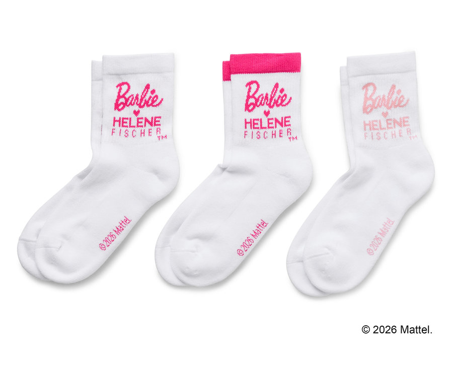 Trois chaussettes blanches sont côte à côte. Chaque chaussette est imprimée avec les mots Barbie et Helene Fischer en rose.