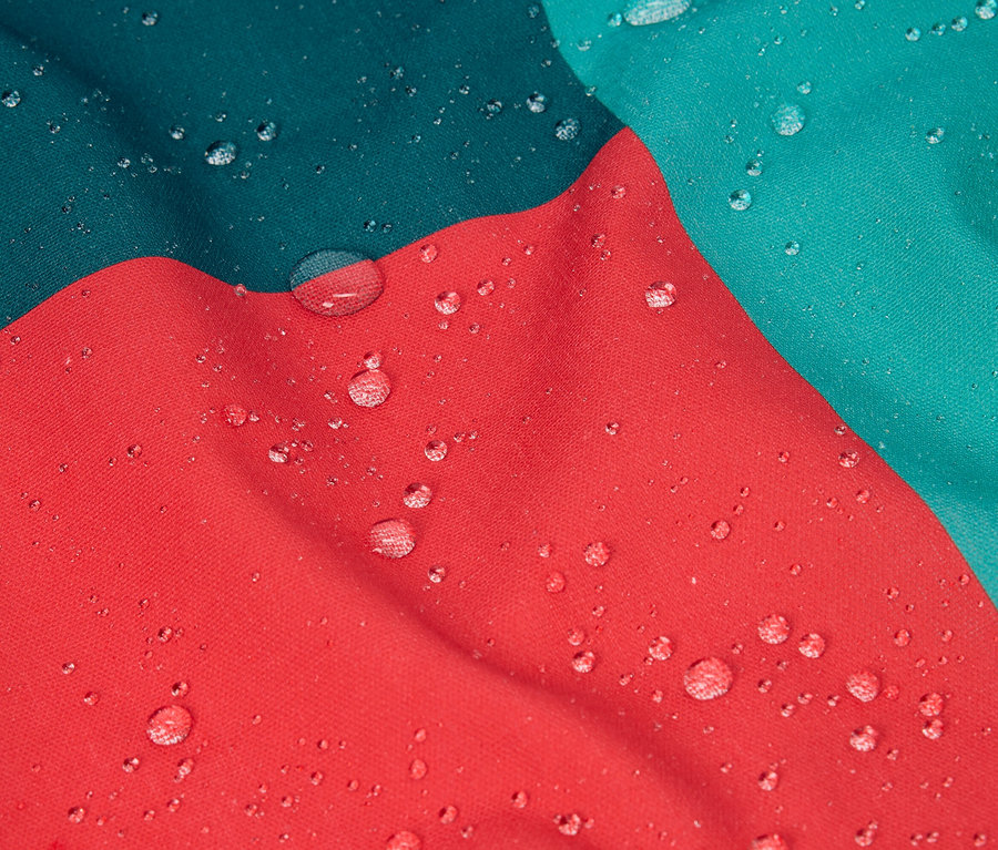 Gros plan d'un tissu coloré avec des gouttes d'eau.