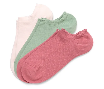 Trois paires de chaussettes basses rose, verte et rose sont superposées.