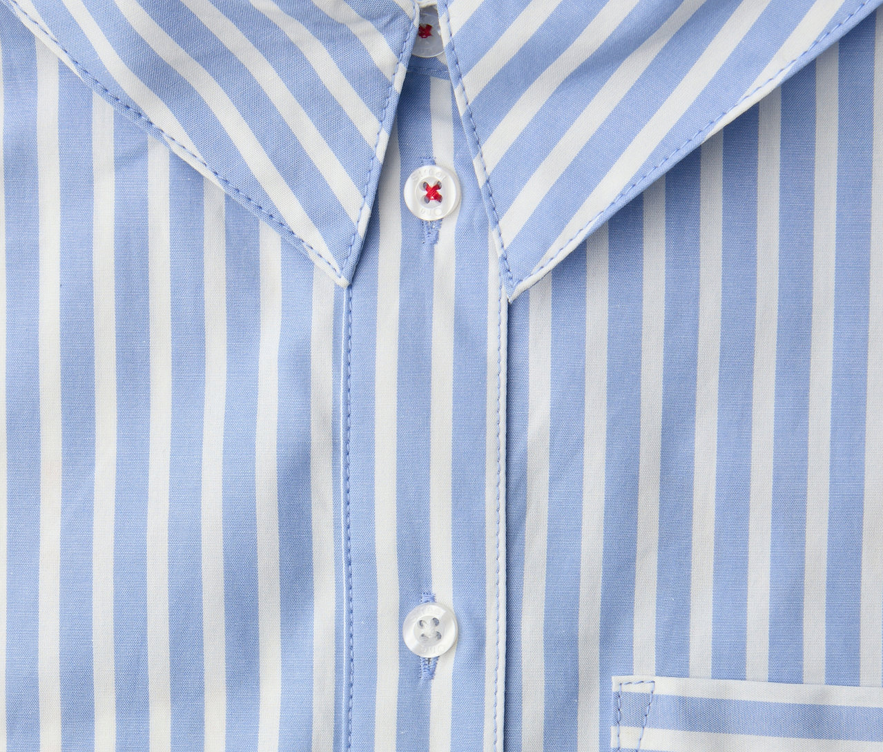 Gros plan sur le chemisier Street One à rayures bleues et blanches avec boutons.