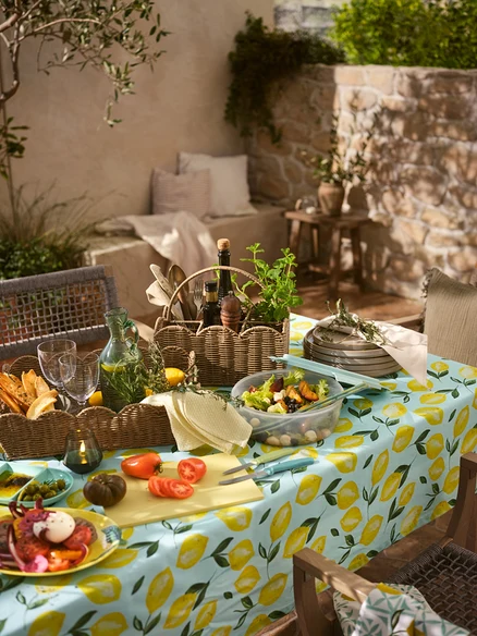 Table à manger extérieure avec nappe, saladier avec accumulateur de froid, plateau de collation, 6 verres à vin et 2 couteaux de cuisine Victorinox.