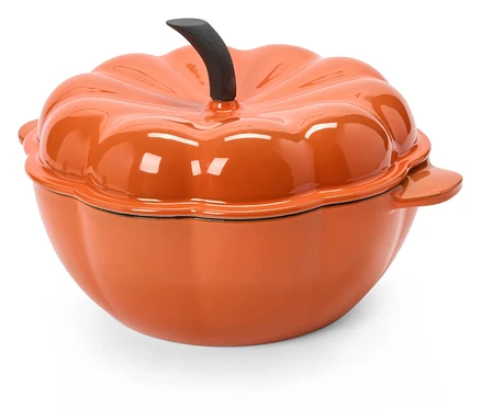 Une cocotte orange avec un couvercle en forme de citrouille sur fond blanc.