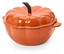 Une cocotte orange avec un couvercle en forme de citrouille sur fond blanc.