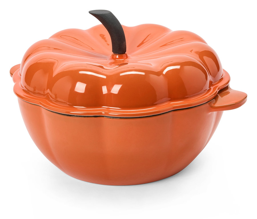Une cocotte orange avec un couvercle en forme de citrouille sur fond blanc.