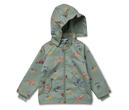 Veste d'enfant vert clair à capuche, imprimée avec des motifs d'engins de chantier.