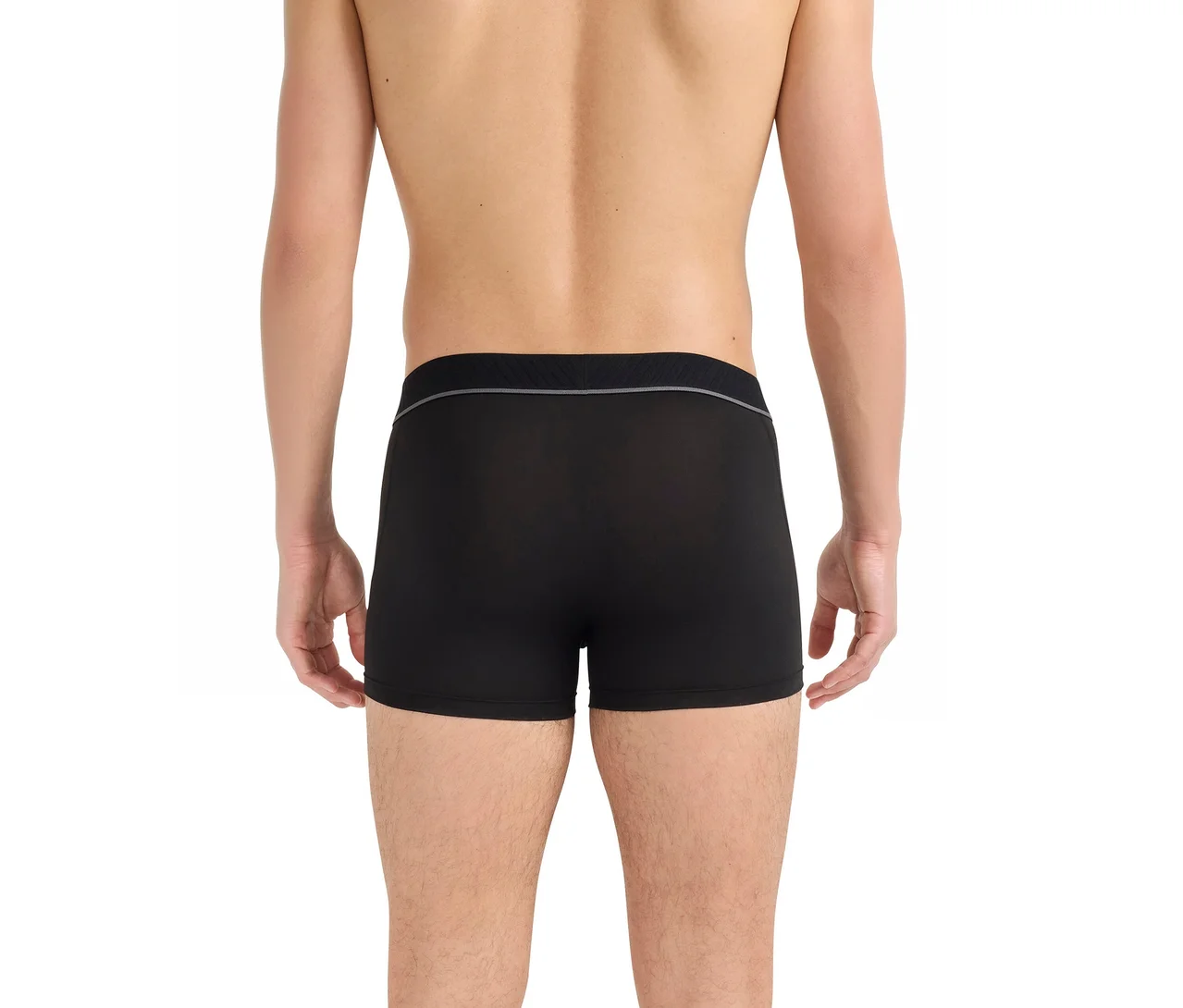 Homme de dos portant un boxer noir avec une bande grise à la taille.