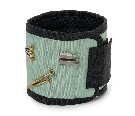 Un bracelet magnétique vert avec des clous et des vis.