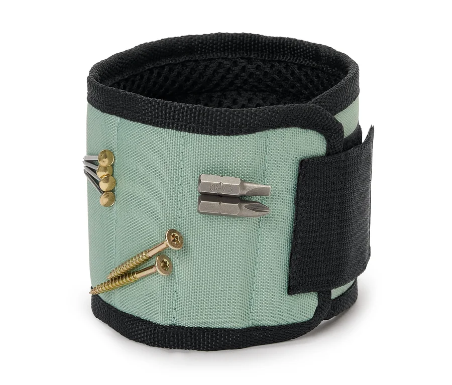 Un bracelet magnétique vert avec des clous et des vis.