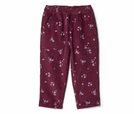 Pantalon en velours côtelé bordeaux avec taille élastique, motif floral rose clair dispersé, poches latérales et poches plaquées sur les cuisses.