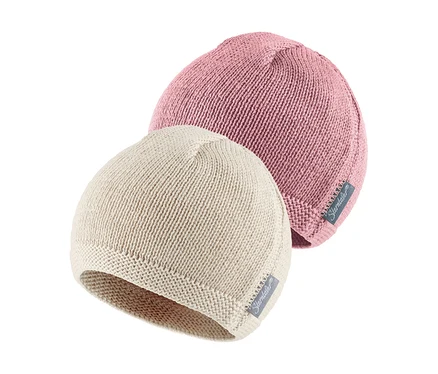 Deux bonnets de bébé tricotés, un rose légèrement derrière un beige clair. Les deux ont une petite étiquette de marque.