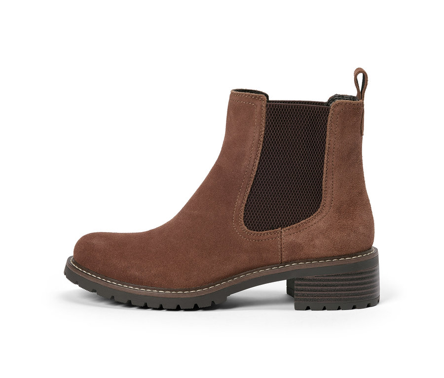 Bottine Chelsea marron en daim synthétique avec empiècements élastiques, semelle épaisse et talon bloc.