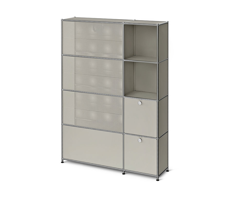 Meuble de rangement modulaire gris avec cadre chromé. À gauche, trois portes perforées et une porte pleine en bas, à droite, deux étagères ouvertes et deux portes pleines avec poignées rondes.