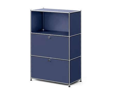 Meuble modulaire bleu foncé avec cadre en métal chromé. Il comporte trois sections : une étagère ouverte en haut et deux sections inférieures avec des portes abattantes, chacune avec une poignée ronde argentée. Le meuble repose sur de petits pieds noirs.