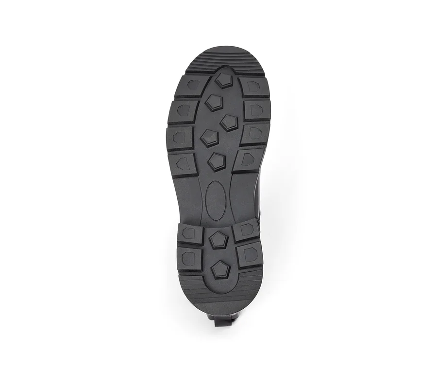 Semelle de chaussure noire avec un motif de bande de roulement robuste et géométrique, vue de dessous.