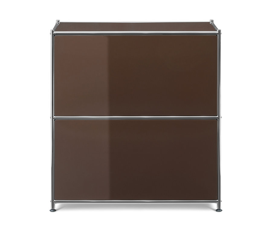 Armoire marron brillante à deux niveaux avec cadre chromé sur fond blanc.